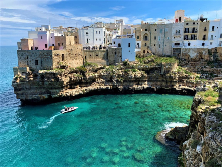 Widok z placu Piazza San Benedetto -  Polignano a Mare
