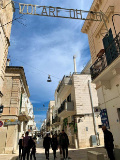Uliczka z tekstem piosenki Volare - Polignano a Mare