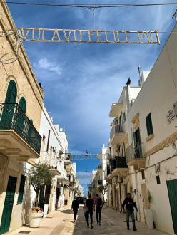 Uliczka z tekstem piosenki Volare - Polignano a Mare