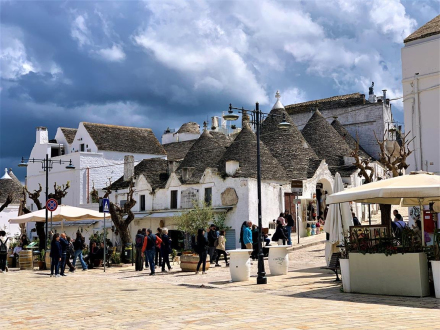 Alberobello - widok z głównej ulicy