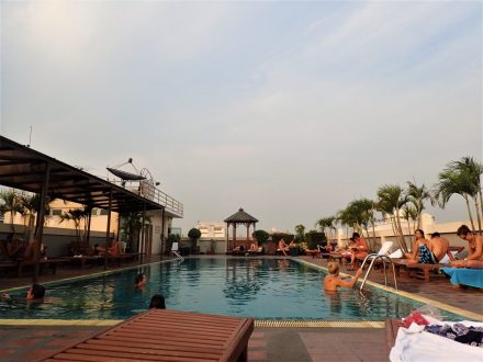 Basen na dachu hotelu