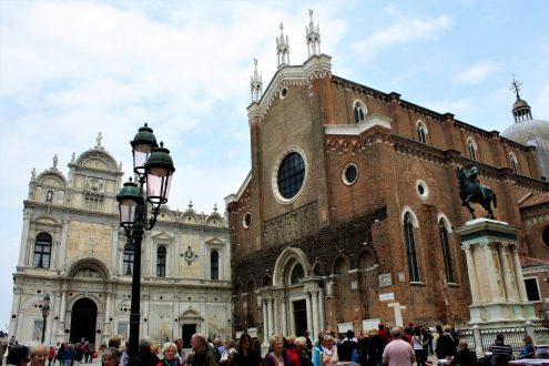 Santa Maria Gloriosa dei Frari (prawa strona), Scuola Grande di San Marco (lewa strona)